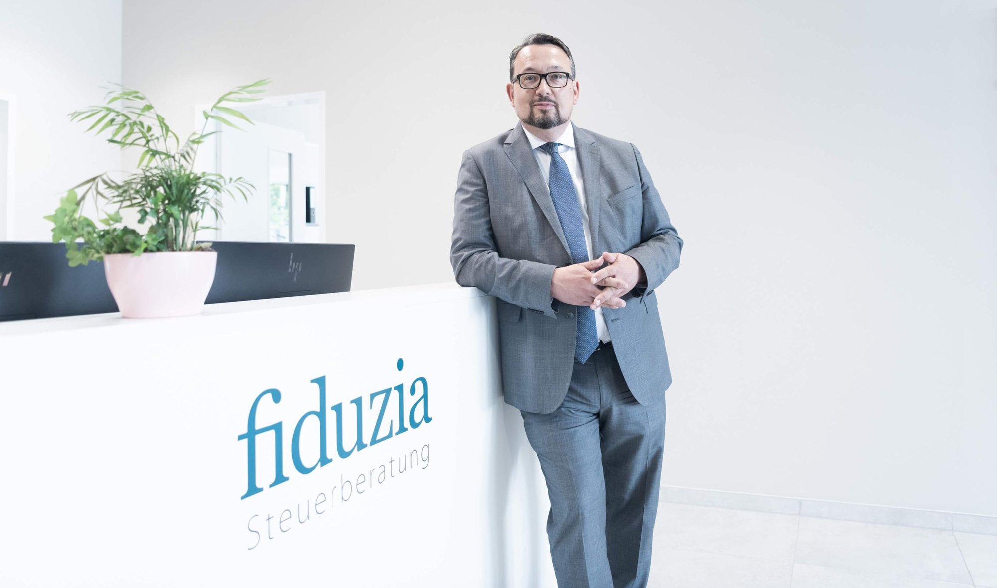 fiduzia_gerwin_kuerzl_stehend_w2560_h0_q80_jpg